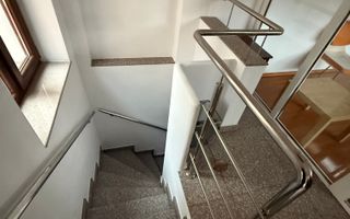Casă de vânzare  pretabilă pentru clinica, cabinet medical, birouri - Poză 13