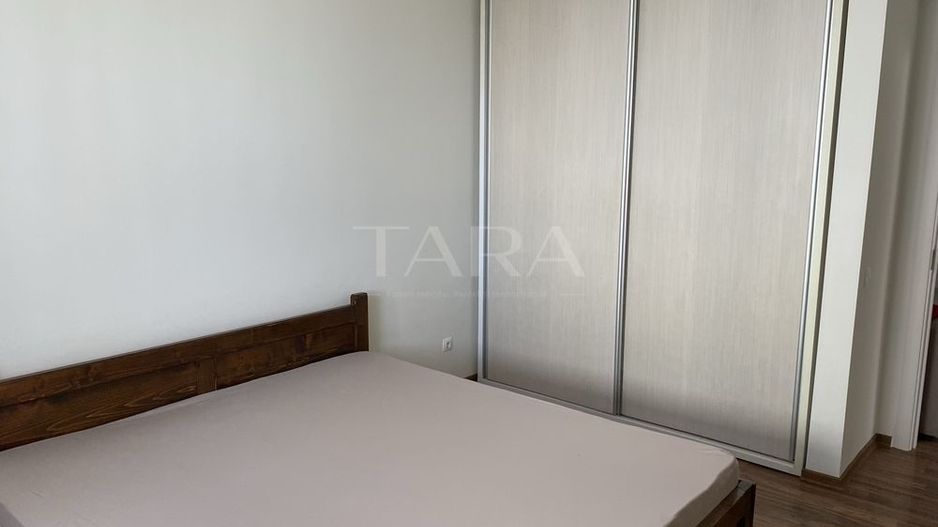 Apartament cu 3 camere, renovat, două balcoane, parcare, zona Teilor. - Poză 4