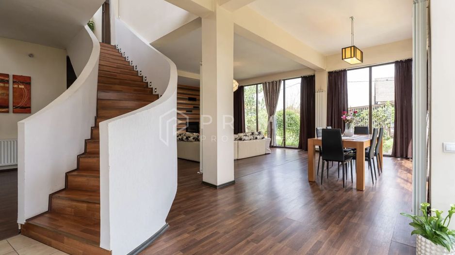 Vilă cu design și dotări deosebite de vânzare - Poză 2