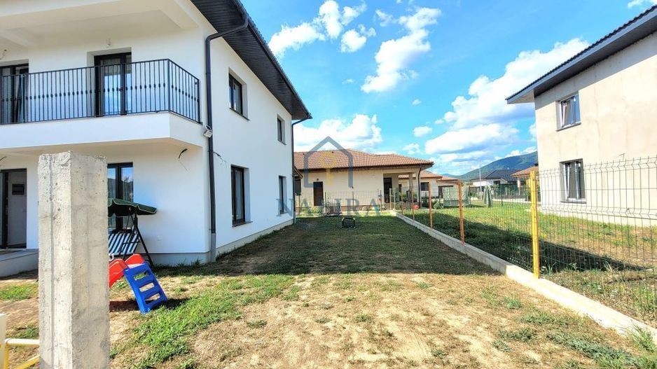 Duplex de vaznzare sat Sasar cartier nou de case spatioase - Poză 2