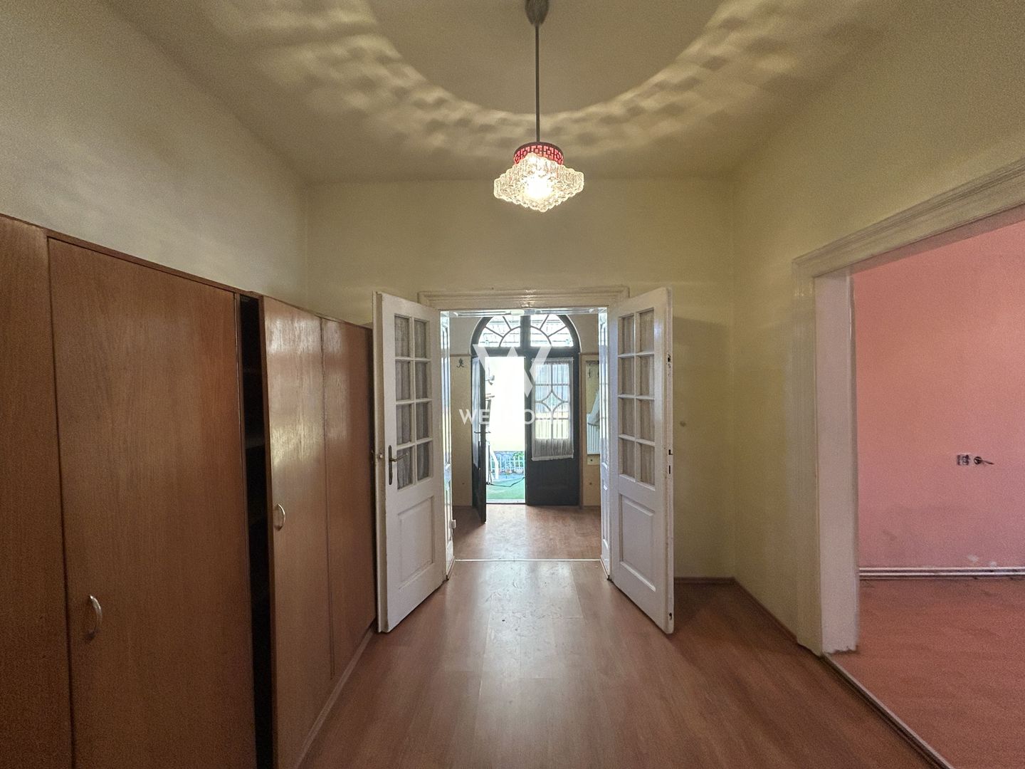 Casa in Piata Cluj, P+Demisol, curte comuna - Poză 2