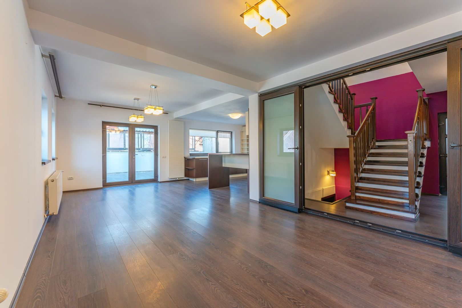 Casă modernă cu garaj și 4 dormitoare, aproape de Piața Sfatului - Poză 6