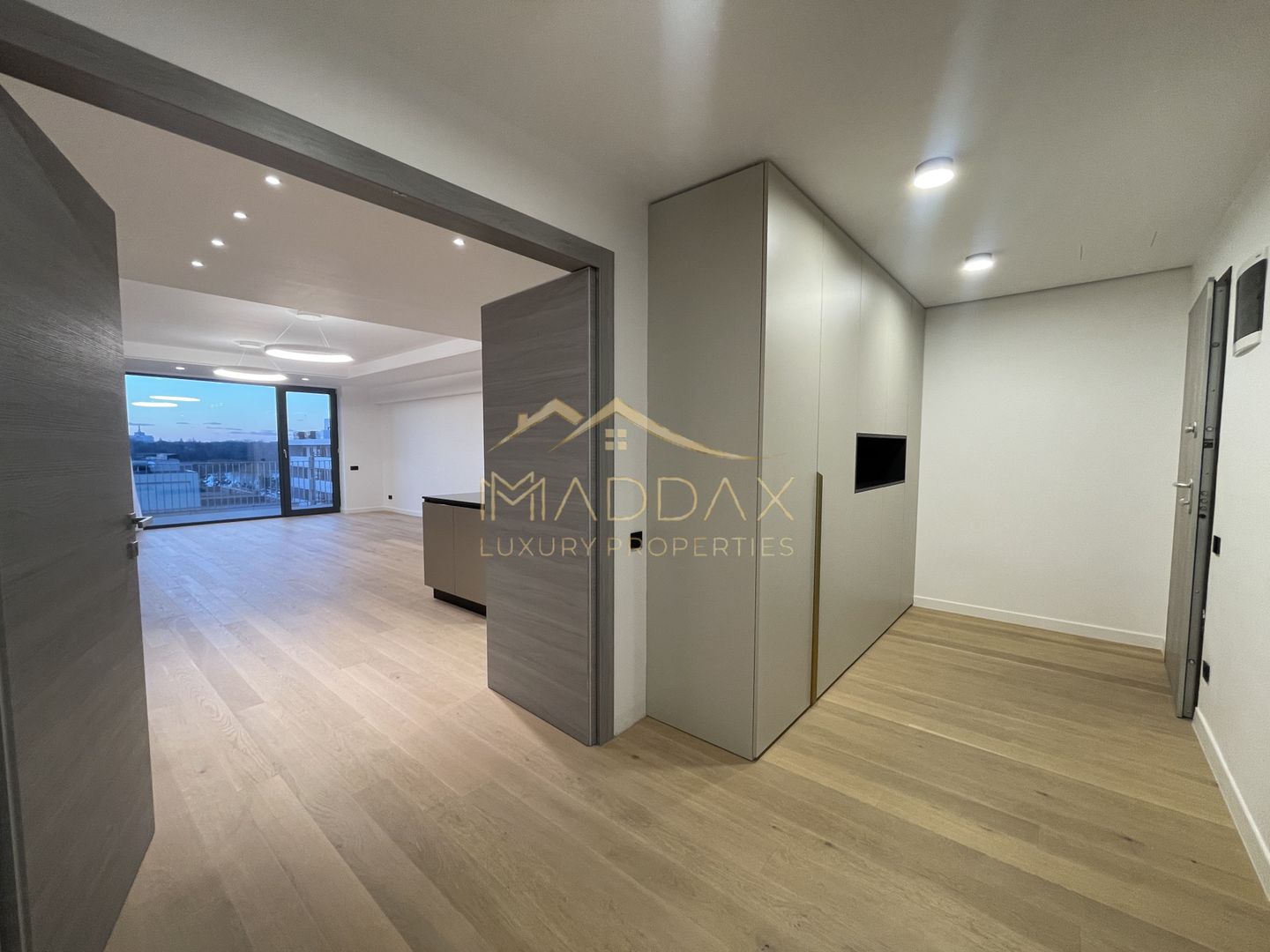 **APARTAMENT ELEGANT** FLOREASCA **CU VEDERE SPECTACULOASA CATRE LAC - Poză 2