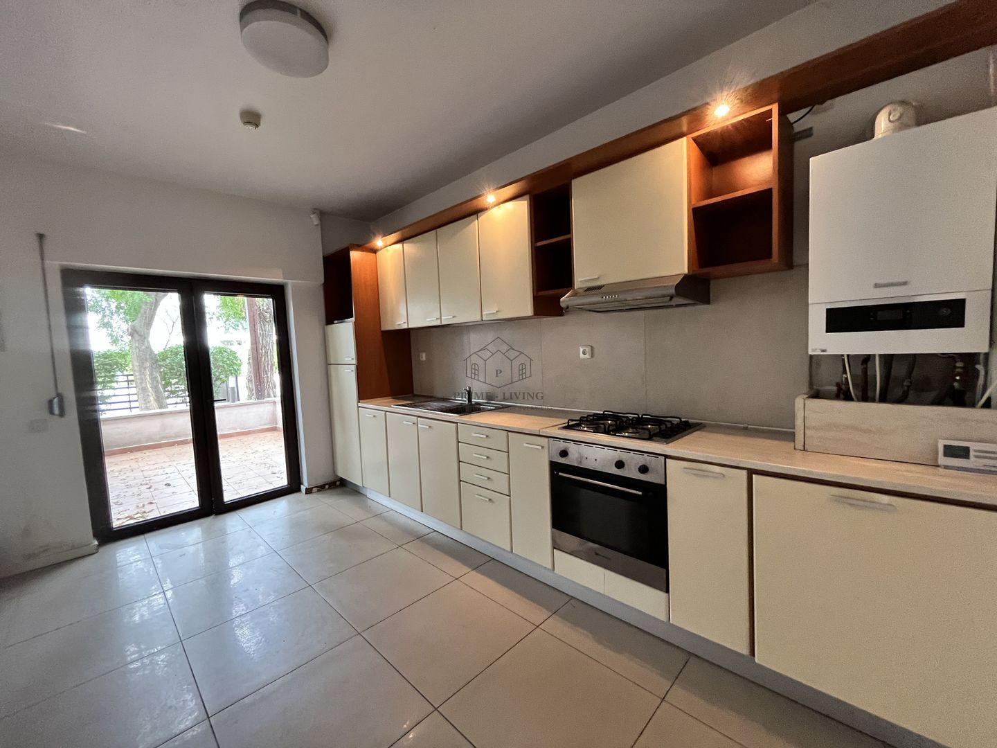 VILA CU 5 CAMERE LA INCHIRIERE PE MALUL LACULUI STRAULESTI - Poză 2