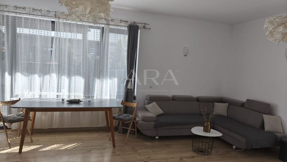 Casă spațioasă, renovată complet, într-o zonă liniștită - Poză 1