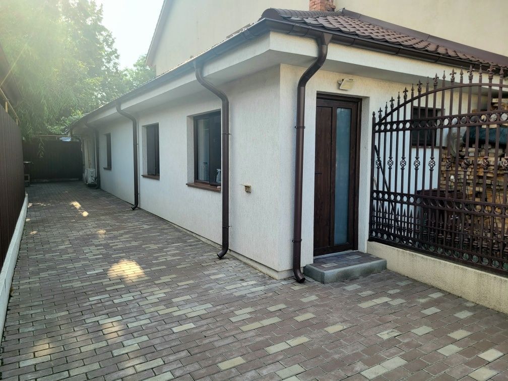 De inchiriat - casa renovata, mobilata si utilata complet - zona buna - Poză 1