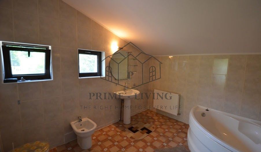 Vilă splendidă cu grădină extinsă și facilități moderne - Poză 9