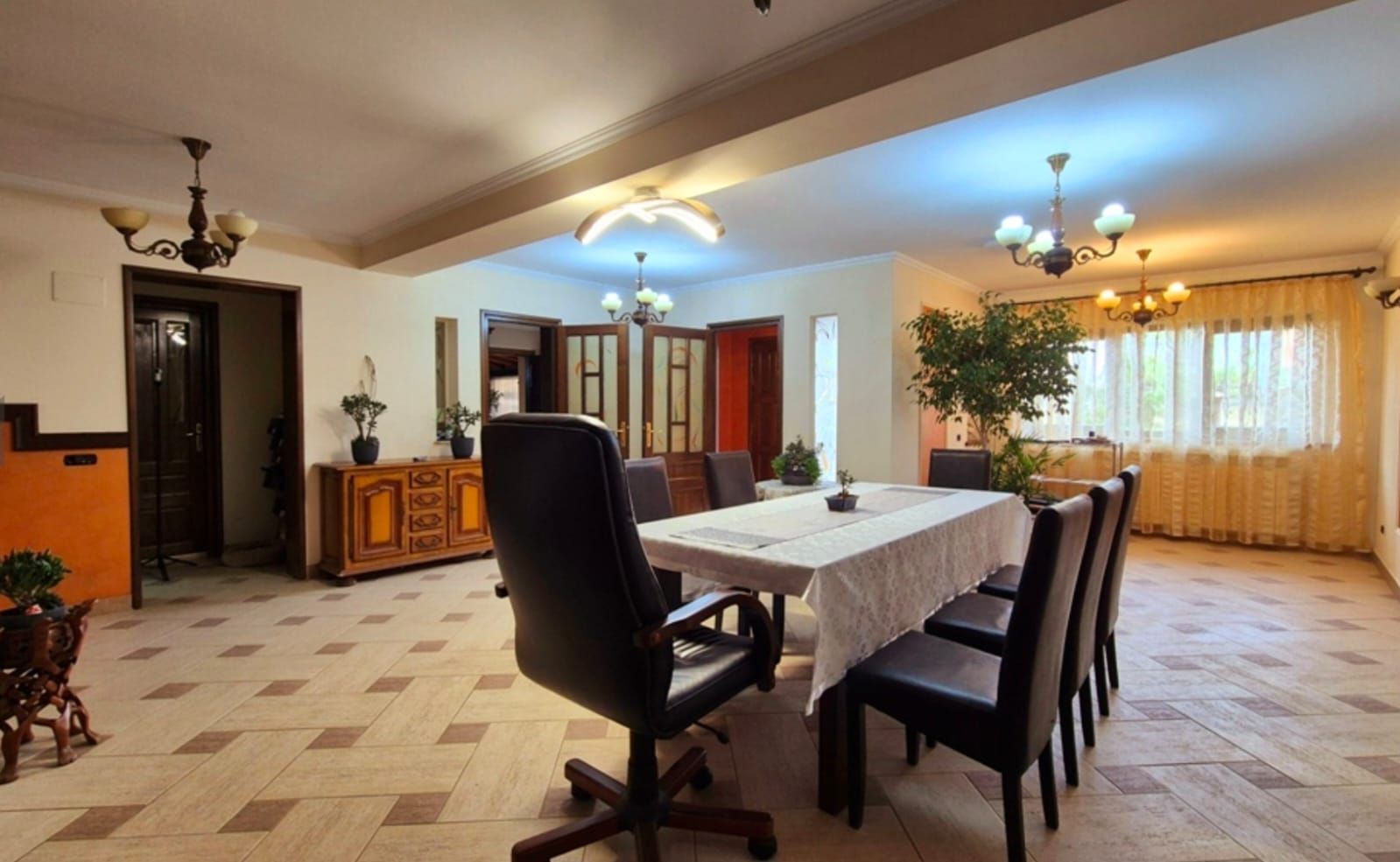 Cauți o casă mare sau spațiu pentru business? Aici le ai pe ambele! - Poză 26