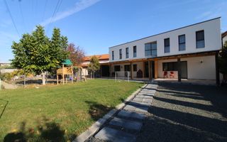 Curte, 4 apartamente, 8 camere, perfectă pt activități educaționale-Dumbravita - Poză 1