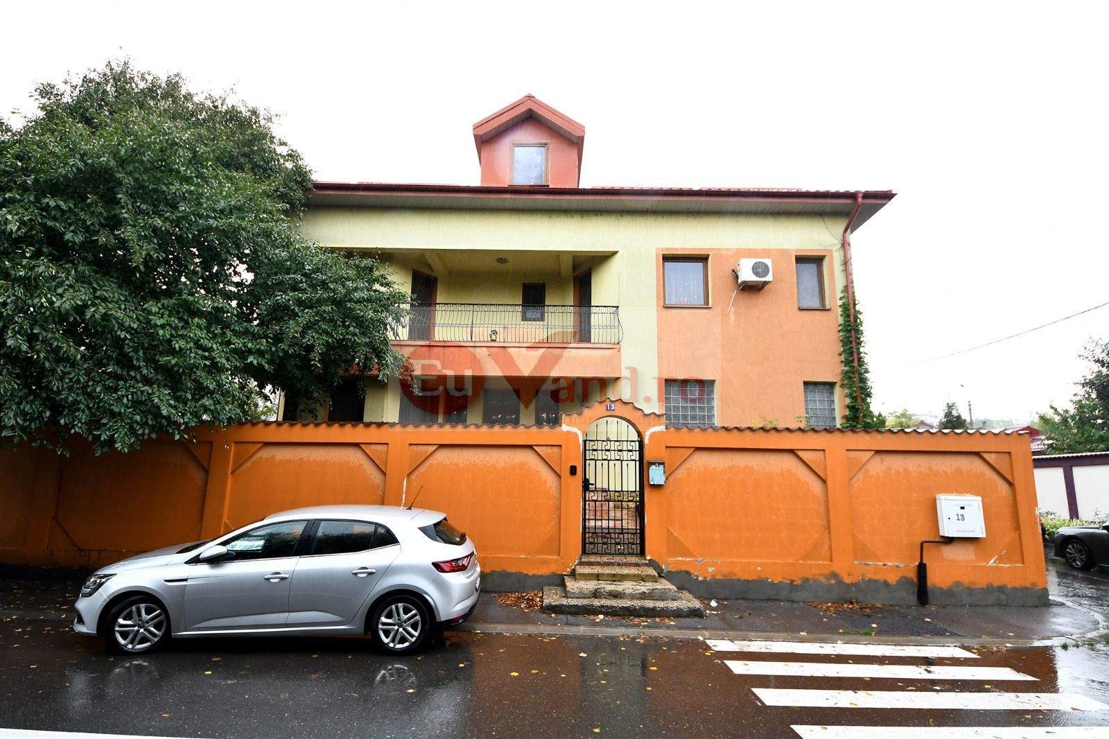 Vila spatioasa, pretabil pentru locuit/clinica, zona Micro 17 – Galati - Poză 1