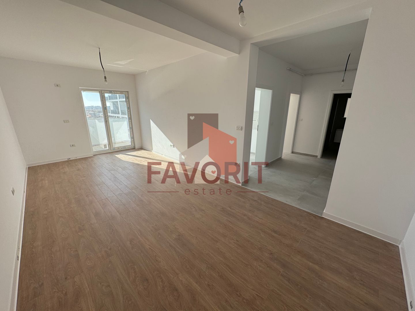 Bucatarie inchisa. 2 bai. Spatiu de depozitare in Pod. - Poză 3