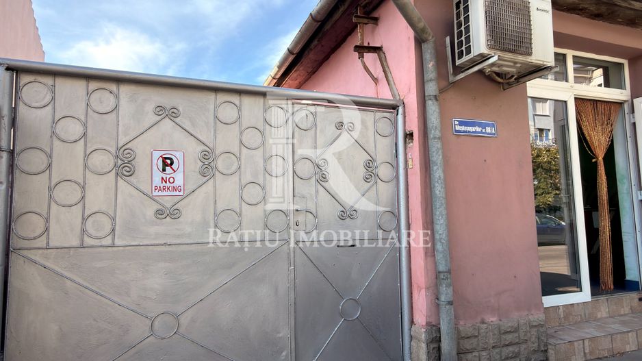 Casă cu spațiu comercial la stradă | Curte | Grădină | Oradea - Poză 1