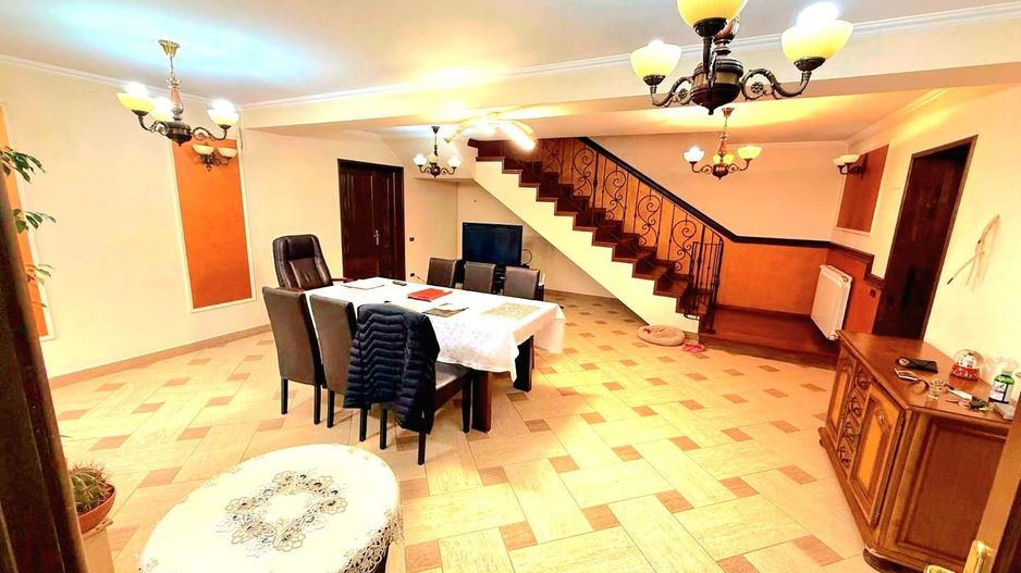 Cauți o casă mare sau spațiu pentru business? Aici le ai pe ambele! - Poză 2