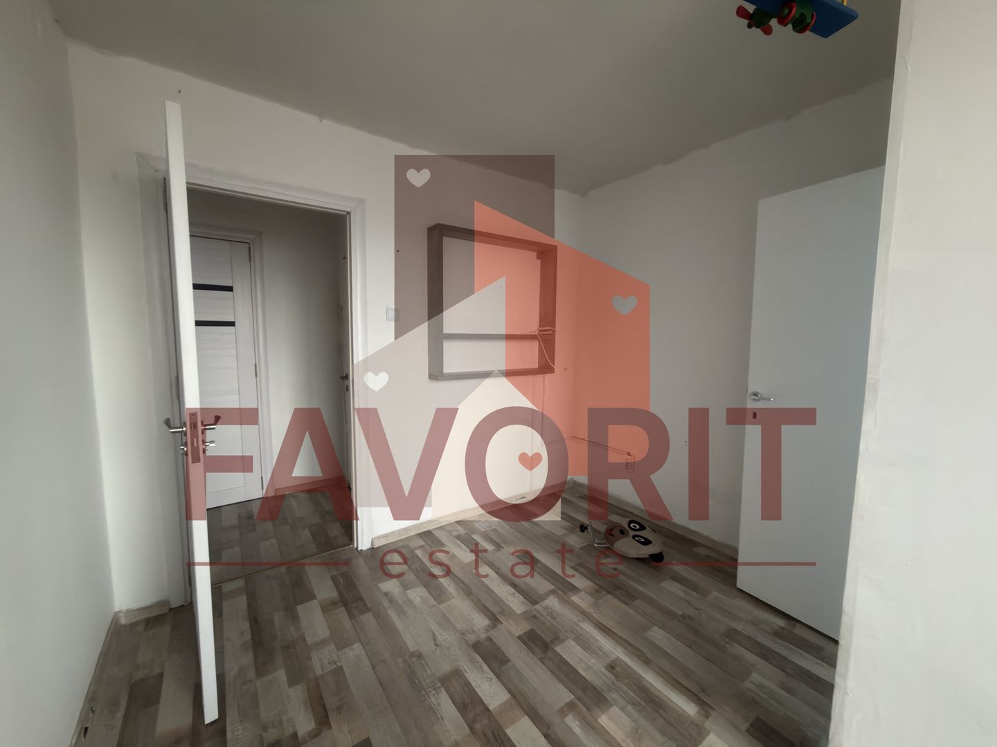 Etaj intermediar. Bloc izolat. Bucatarie inchisa - Poză 7