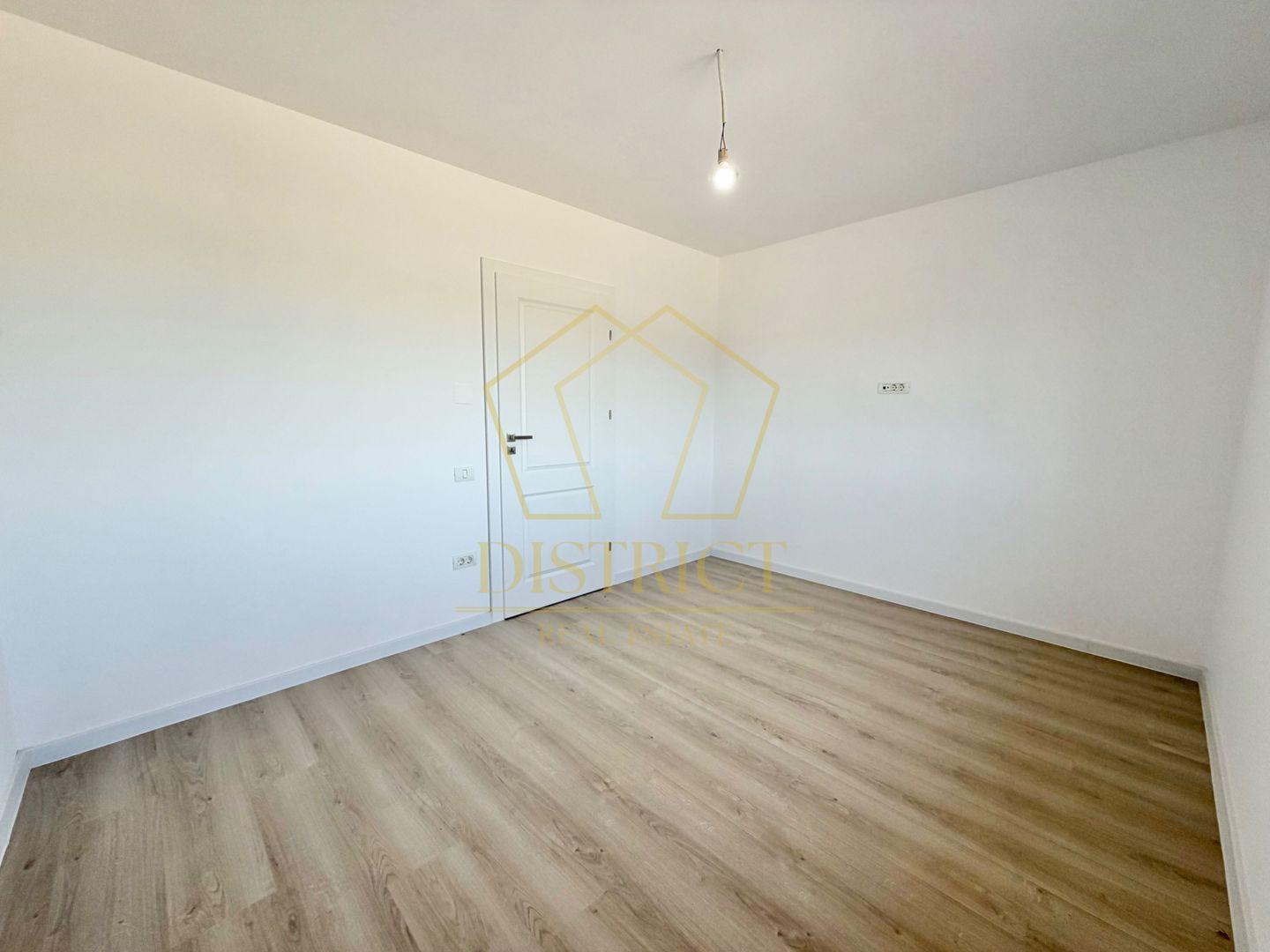 Duplex cu 5 camere si 2 bai, 470 mp teren si 115 mp utili in Ghiroda. - Poză 18