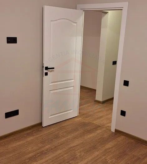 Vanzare apartament  renovat complet, zona Parfumul Teilor, etaj 1. - Poză 4