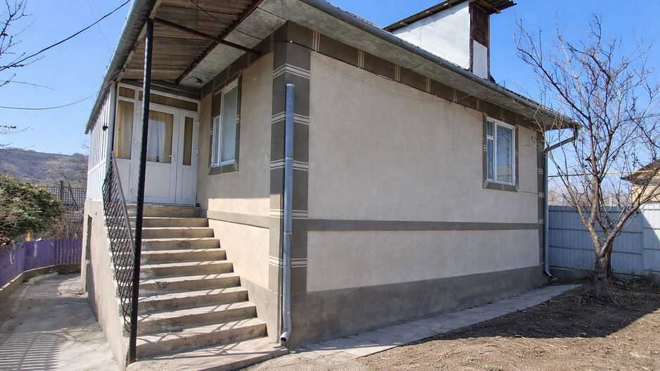 Casă în Grătiesti 8.5 ari  2 case + garaj - Poză 1