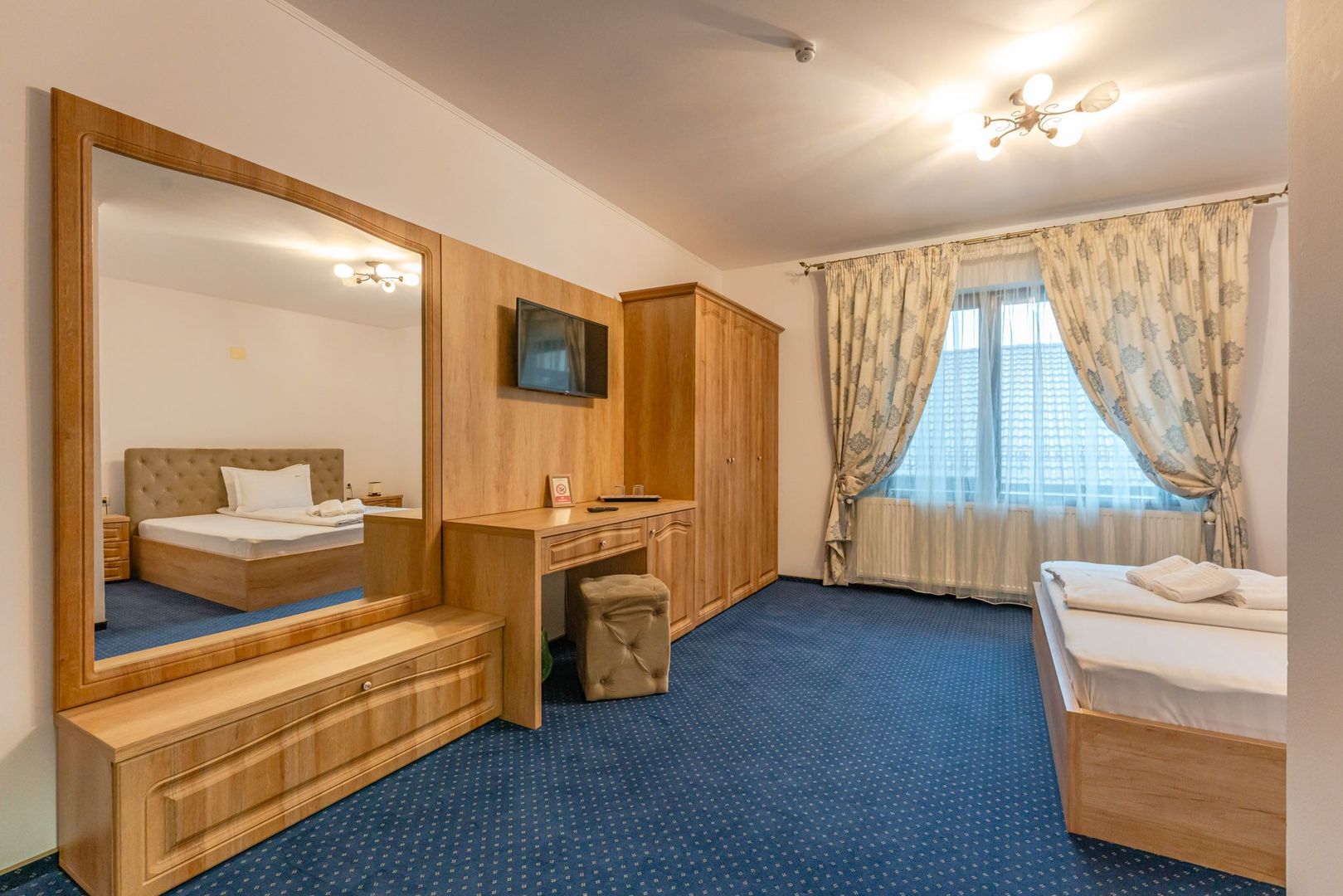 Pensiune Râșnov, 13 camere plus locuință proprietar, zonă Cetate - Poză 13