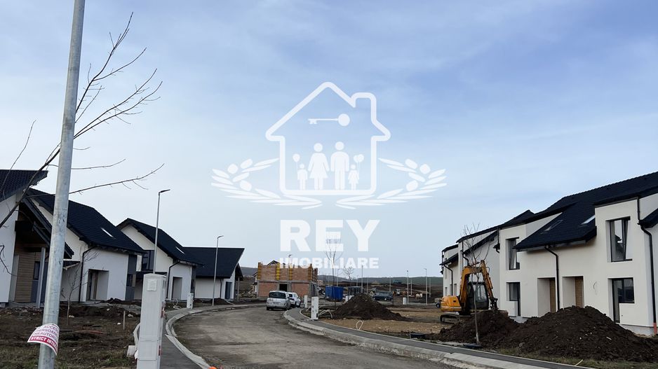 Teren cu PUZ, utilități și autorizație de construire/casă unifamilială - Poză 1