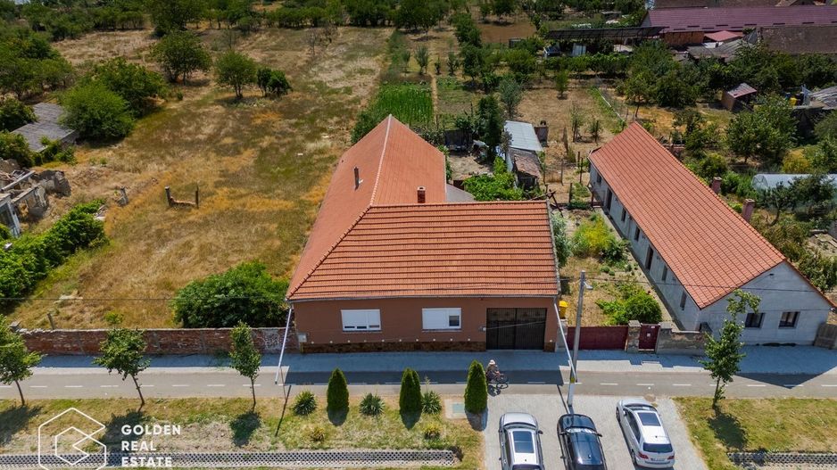 Casa foarte spatioasa cu gradina si gospodarie, Santana - Poză 2