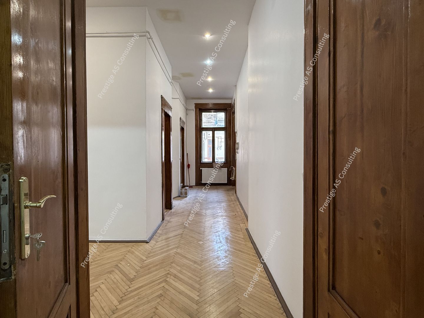 Apartament Patrimonial 150 mp | Balcon cu vedere directa spre Piata Victoriei - Poză 5