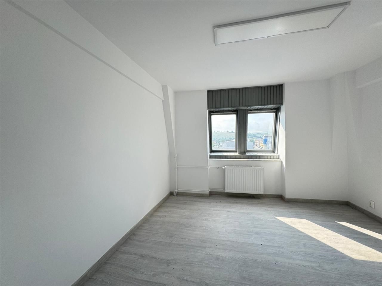 Spatii comerciale moderne de inchiriat, in cladire recent renovata - Poză 22