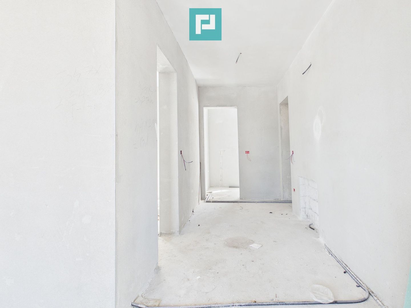 Casă deosebită în Parneava – Strada Griviței - Poză 9