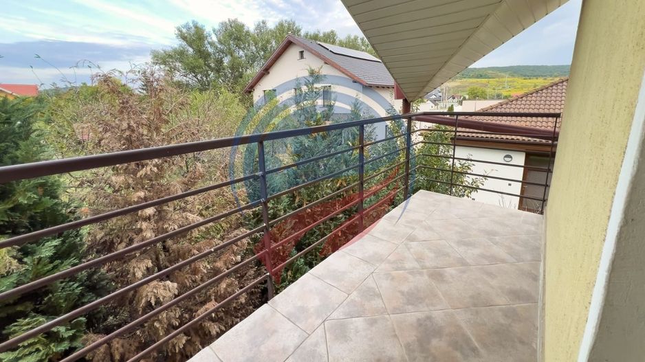 Vila superba cu cinci camere zona centrala - Poză 24