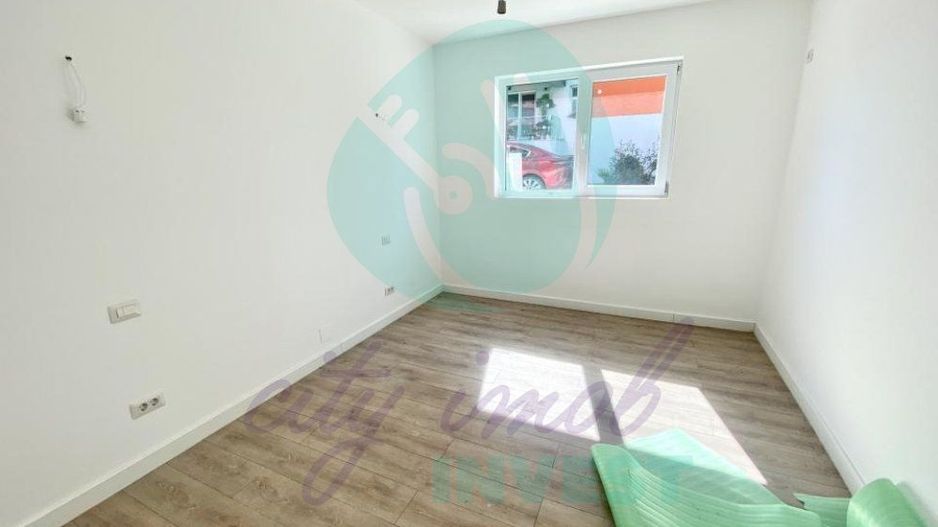 Apartament cu curte englezeasca si 2 intrari pozitionat langa lac - Poză 8