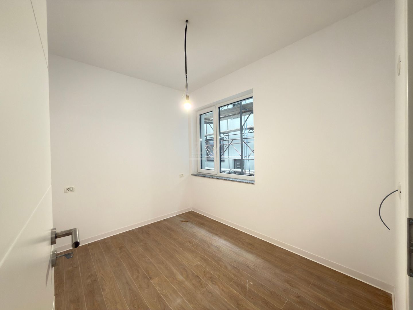 Etaj intermediar. Decomandat. Asfalt. - Poză 9