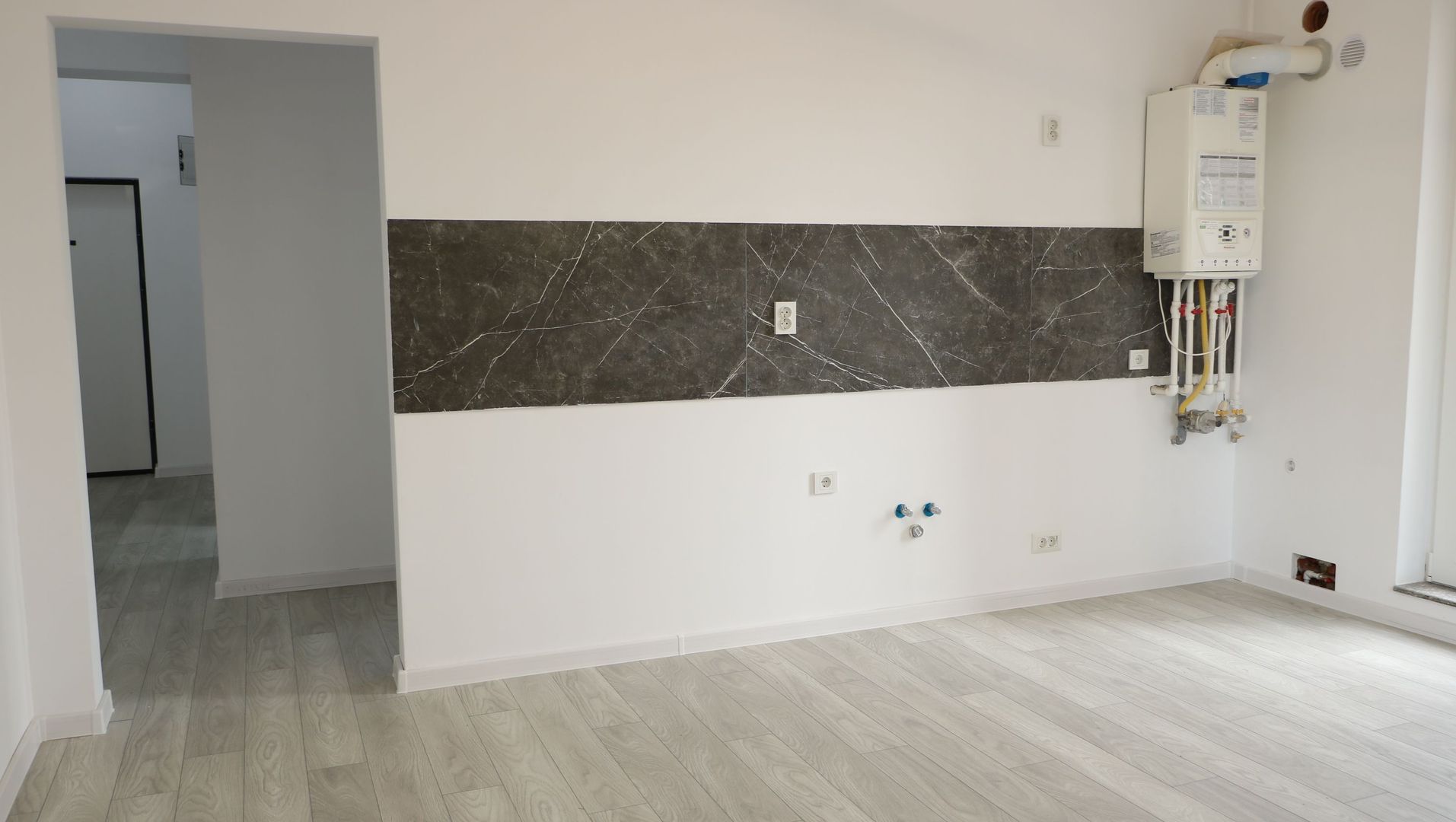 3 CAMERE LA PARTER CU CURTE PROPRIE DE 57MP,  2 BAI, POZITIE PE SUD, COMISION 0% - Poză 3