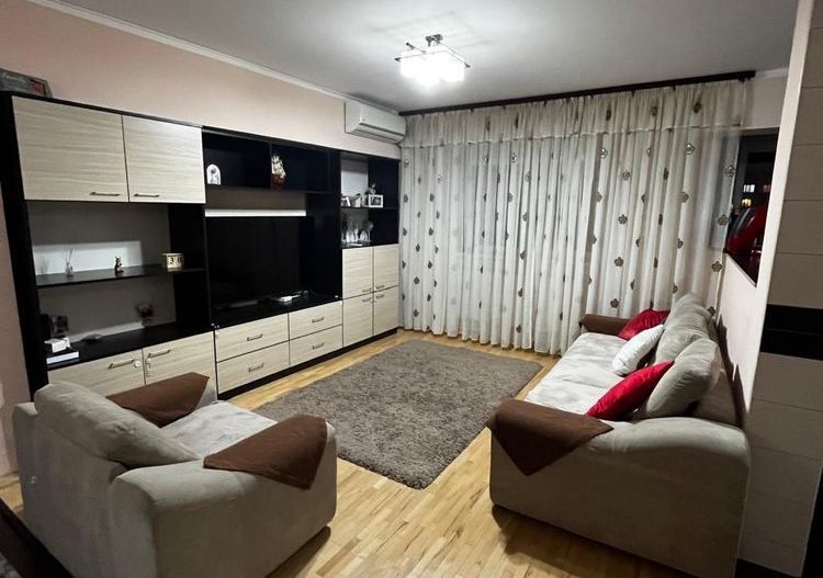 Vand apartament 4 camere - Poză 1