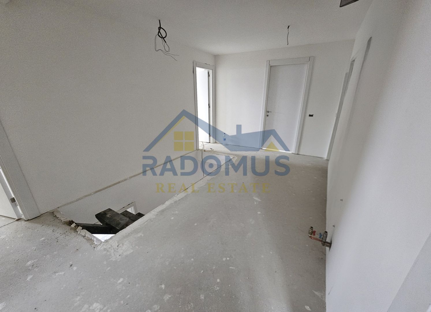 Vila Tătărani - 280 mp utili - 500 mp Teren - 8 Camere + 4 Băi - Poză 10