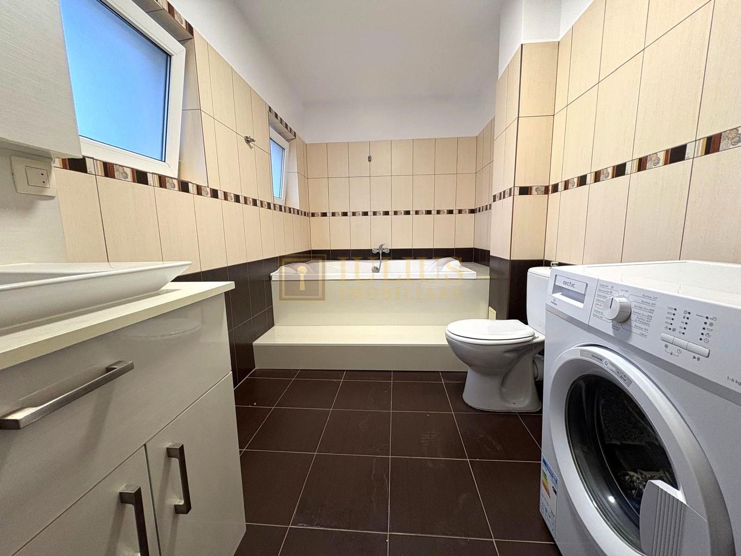 Apartament la curte, 2 băi, loc de parcare, zona linistita, dressing - Poză 13