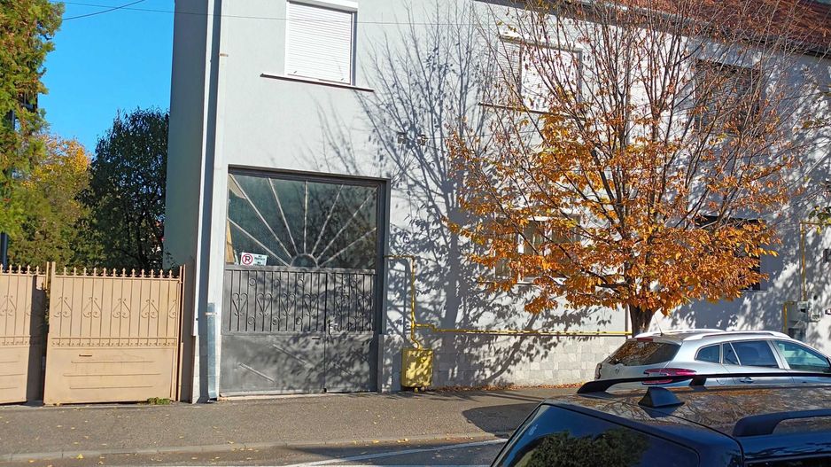 Casa cu etaj, 4 camere, central, cu acces auto in curte - Poză 1