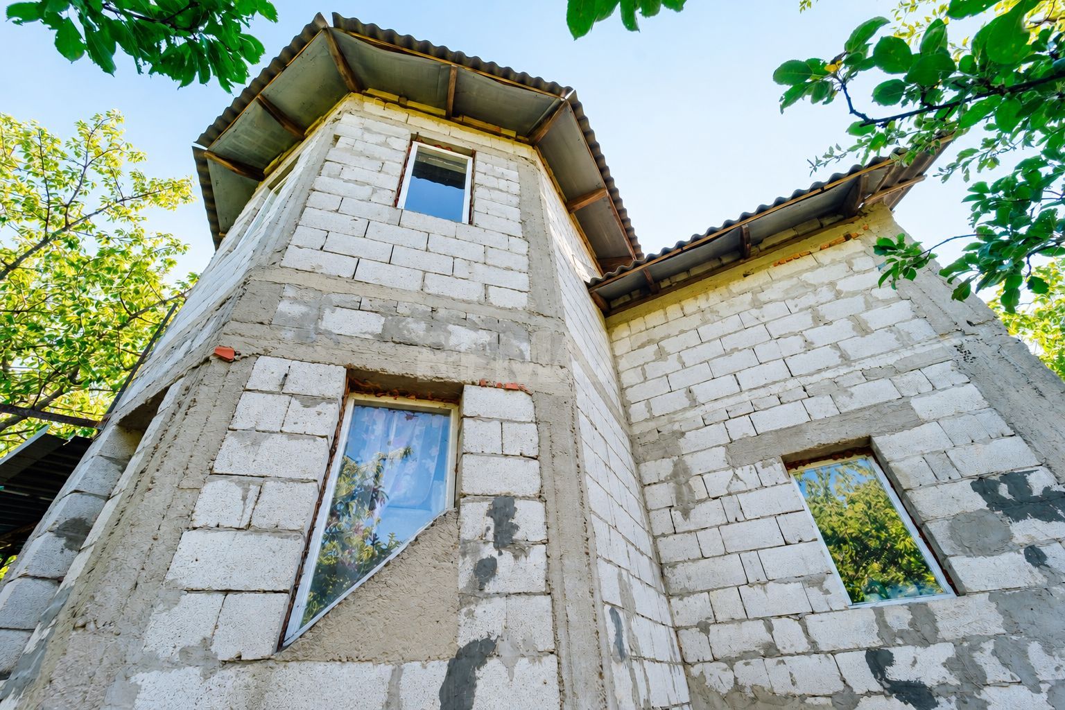 SE VINDE CASĂ DE VACANȚĂ ÎN TRUȘENI | TEREN 7,34 ARI - Poză 2