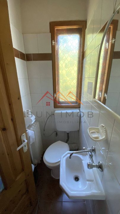 Vila de vanzare, teren 3100 mp, 7 camere, 6 grupuri sanitare, 3 CT, an 1997 - Poză 47