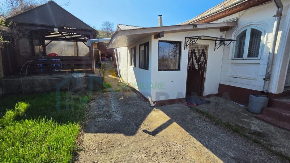 Casă de vânzare în Deleni, Iași – 3 camere, teren 2000 mp - Poză 3