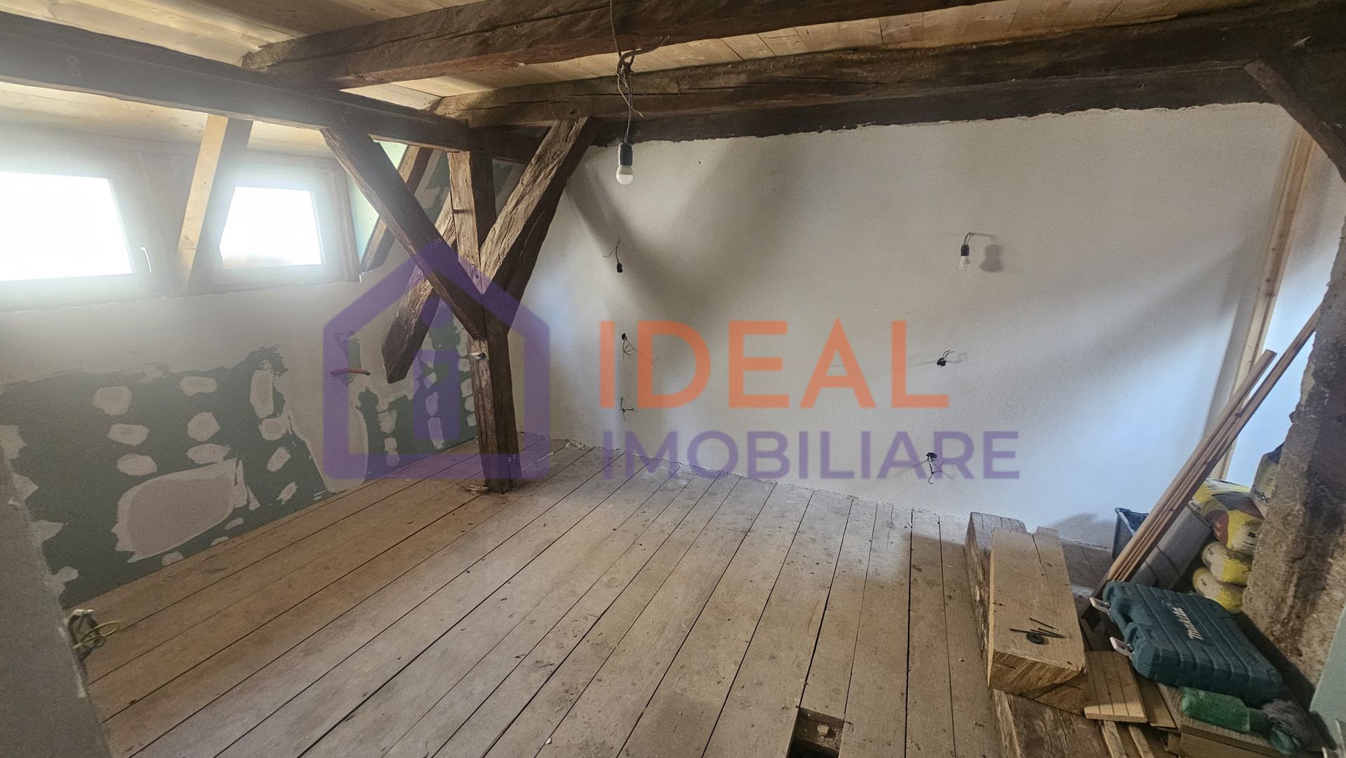 Casă veche, solidă, cu 4 camere, pivniță boltită și 4 băi – zonă centrală - Poză 3