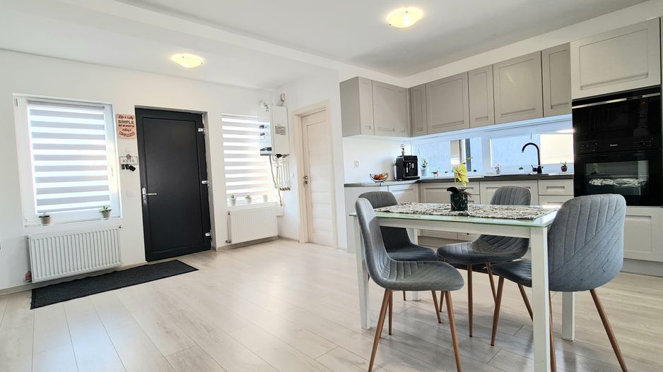 Casa 4 camere cu garaj mobilata si utilata cartier Izvor Tarlungeni - Poză 8