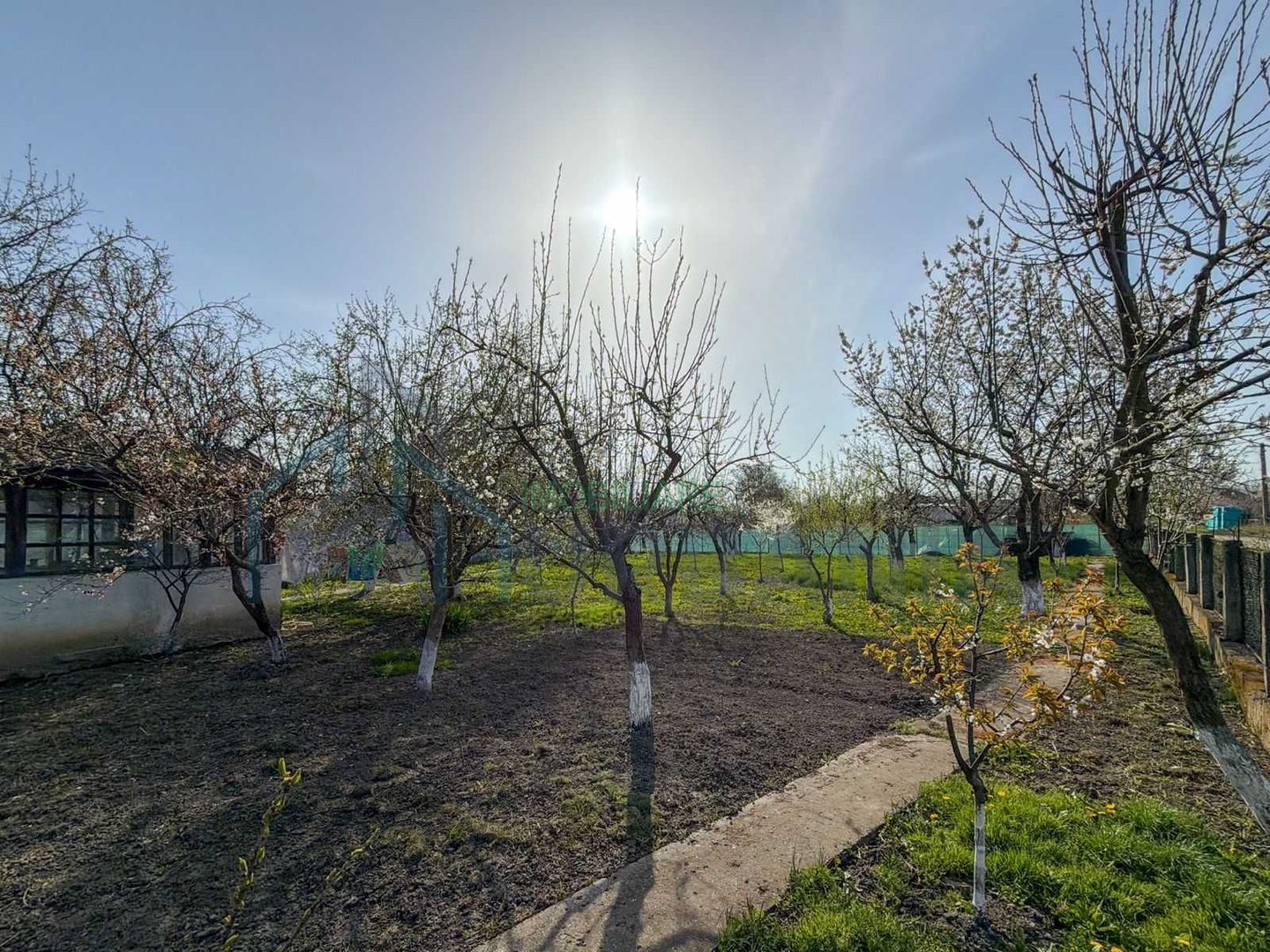 Casă cu anexă, foișor și beci pe teren de 600 mp – Țuțora, aproape de centru - Poză 2