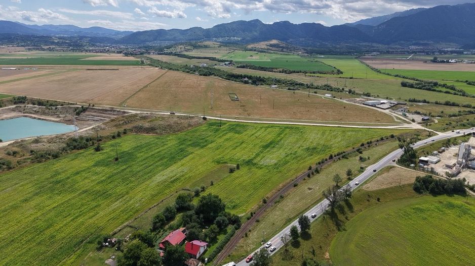 TEREN 5.001 MP – POZIȚIE EXCEPȚIONALĂ LA IEȘIREA DIN ZĂRNEȘTI - Poză 5