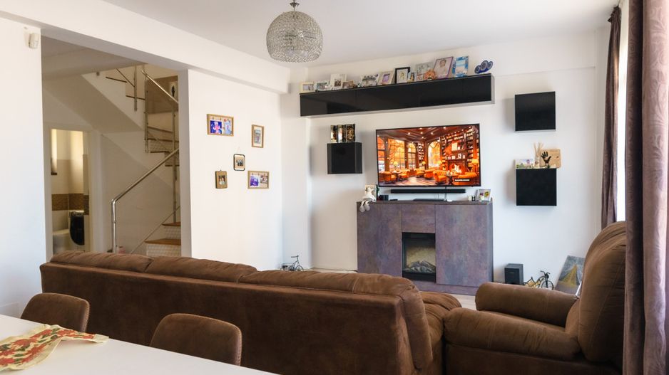 PALAZU MARE -  Vila Duplex cu 4 Camere, Panorama Superba si Curte Amenajata - Poză 1