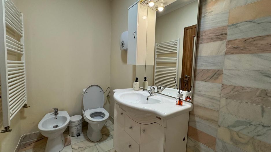 Apartament spatios etaj 1 I pretabil locuinta sau activitate profesion - Poză 15