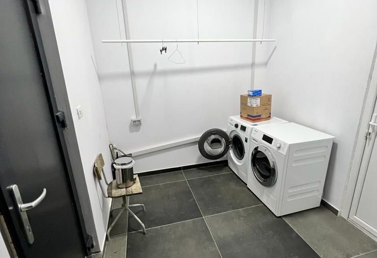 Locuinta moderna spatioasa cu garaj - Poză 14