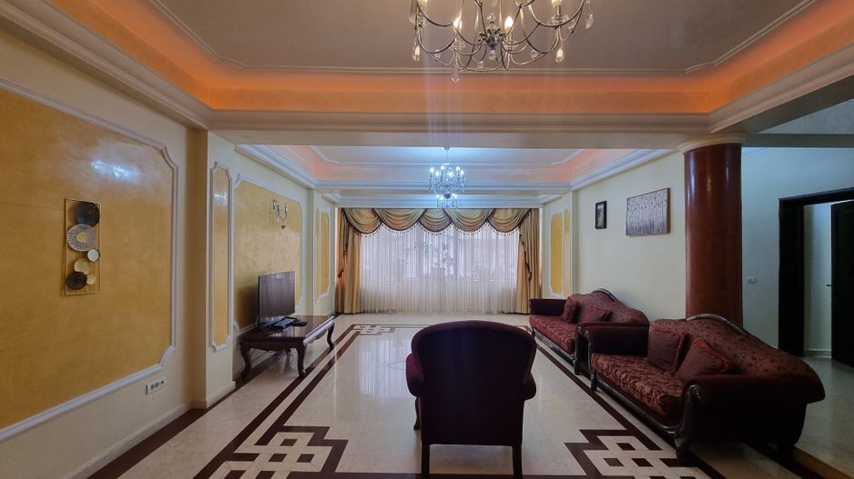 Vila generoasa de inchiriat intr o zona principala a orasului - Poză 1