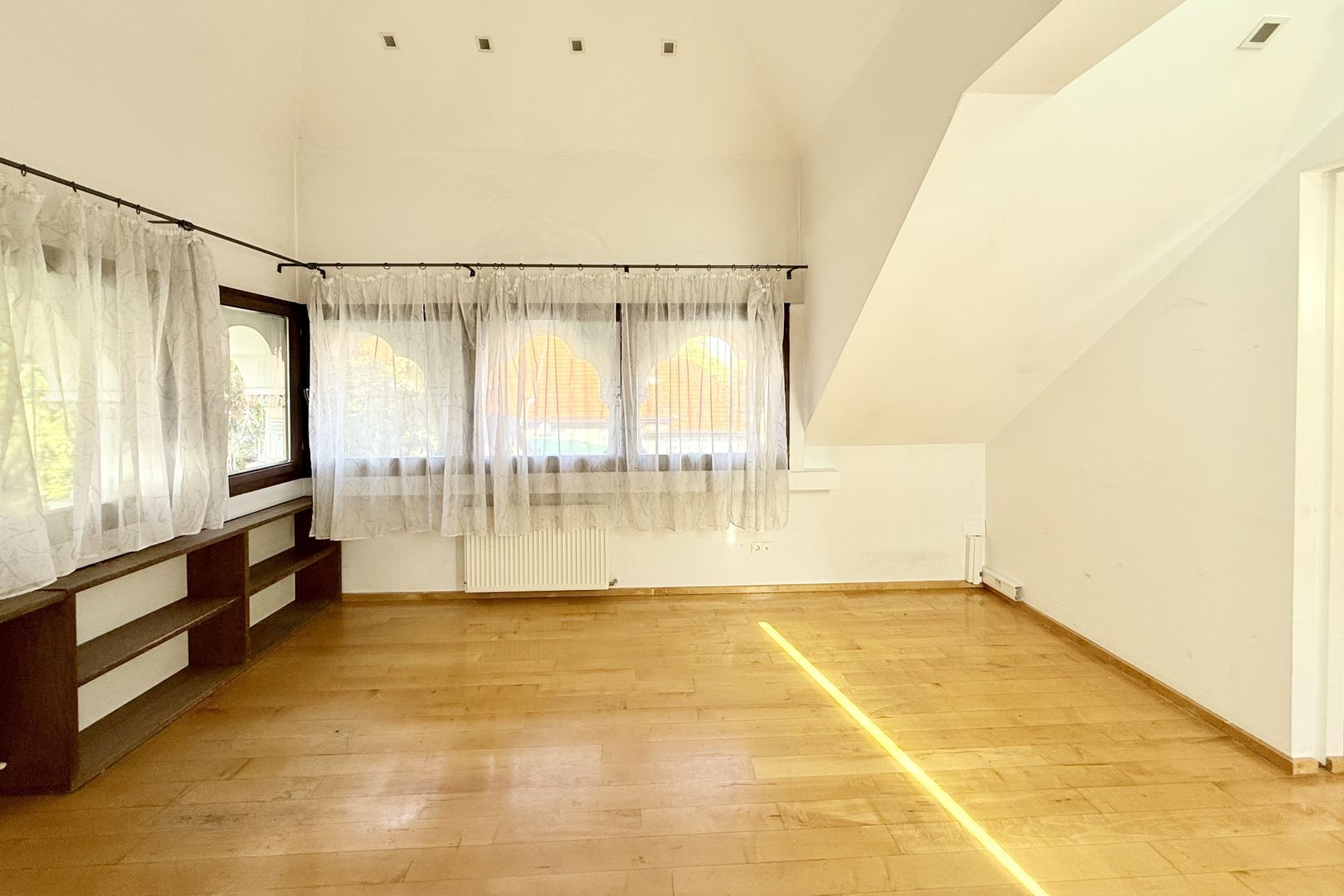 Vilă elegantă în Cotroceni – 7 camere, grădină și terasă - Poză 19