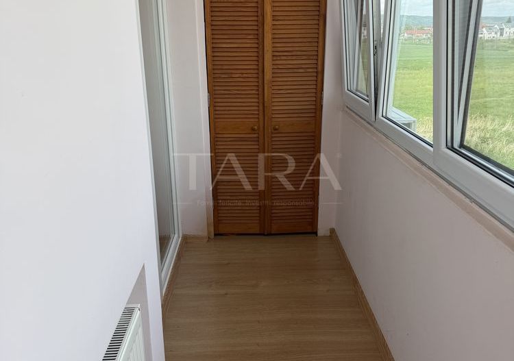 Apartament mobilat și utilat, balcon închis și parcare inclusă. - Poză 8