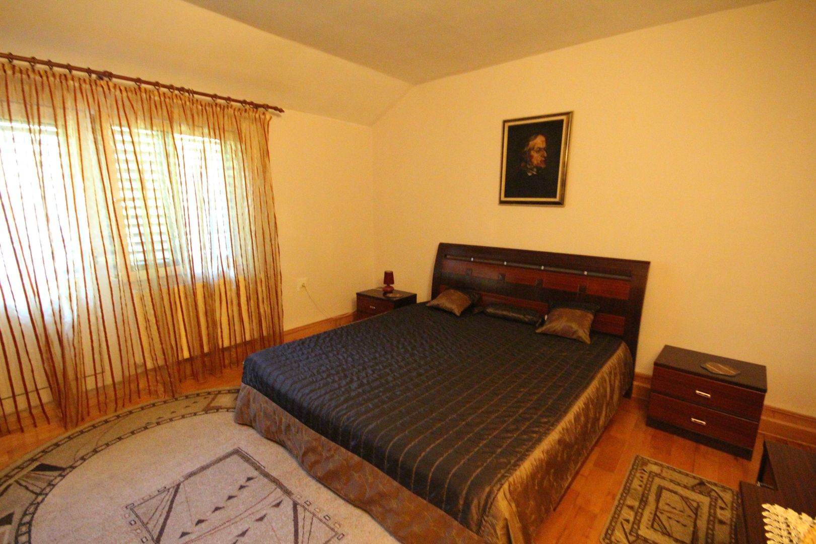 APARTAMENT SPATIOS  IN VILA - Poză 1