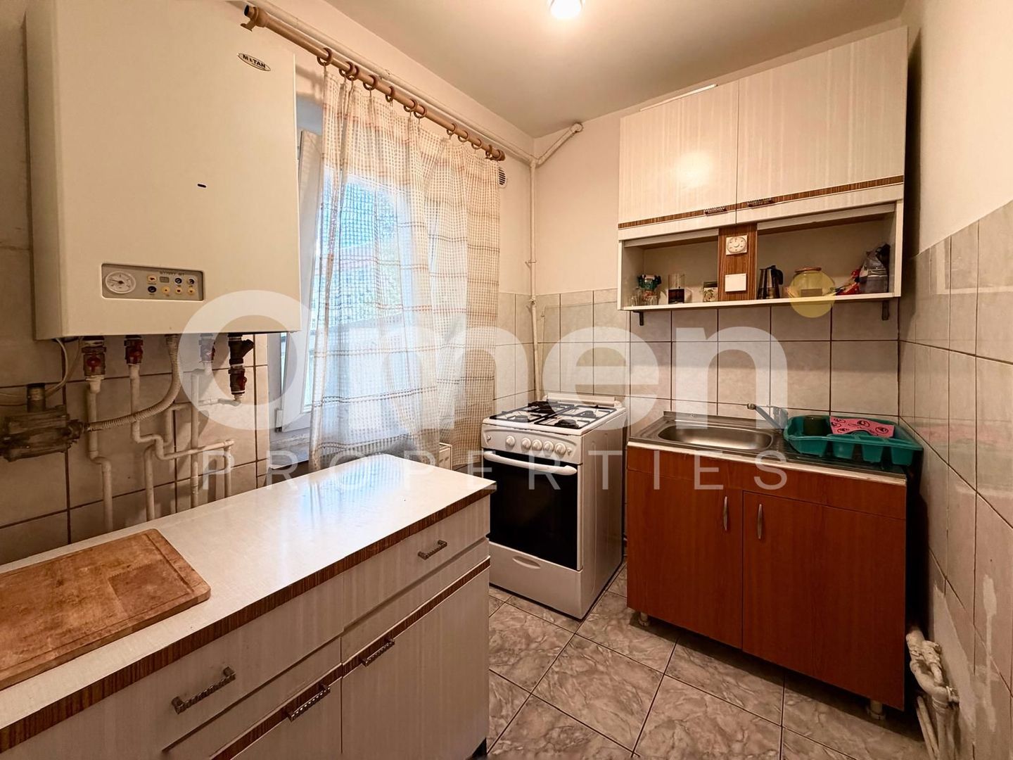 Garsoniera de vanzare, 28 mp, la parter inalt, zona bld. Bucuresti - Poză 3